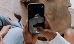 Como Viralizar no TikTok em 2026: Guia Completo com Estratégias que Funcionam de Verdade